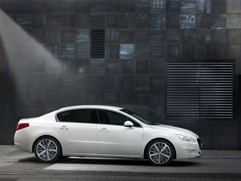 Peugeot 508 I، سيدان — منظر من الجانب الأيمن