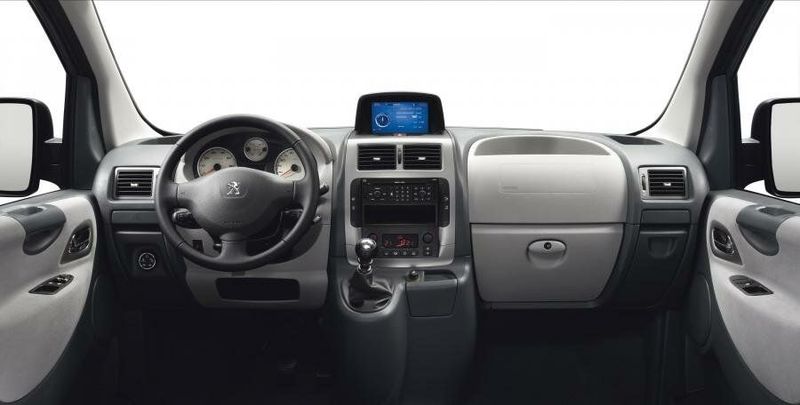 Peugeot Expert II Рестайлинг, Минивэн — передняя панель