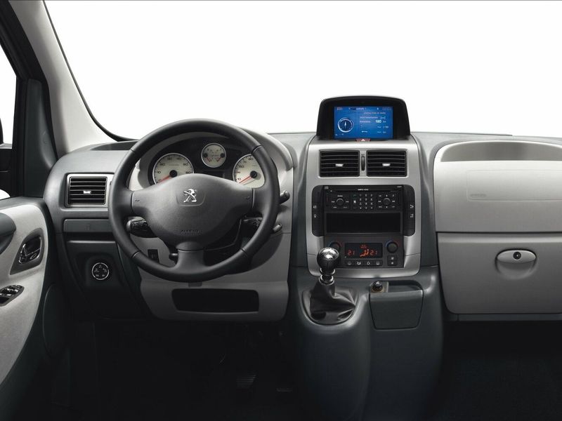 Peugeot Expert II Рестайлинг, Минивэн Long — передняя панель