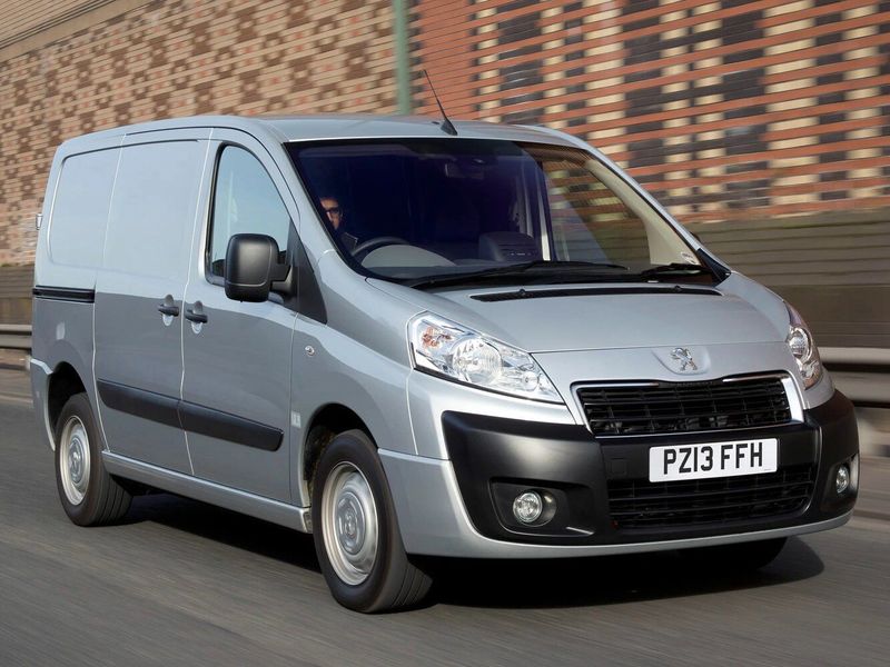 Peugeot Expert II Рестайлинг, Фургон — вид спереди слева