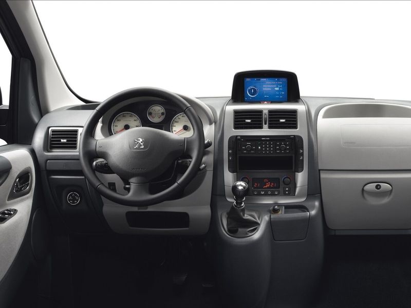 Peugeot Expert II Рестайлинг, Минивэн — передняя панель