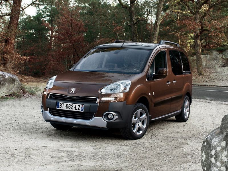 Peugeot Partner فيس ليفت الثاني، فان مدمج — منظر أمامي أيمن