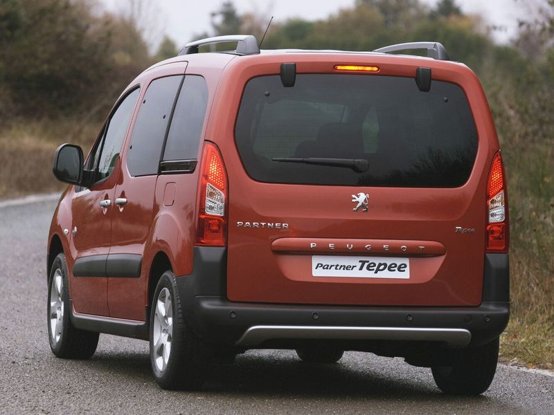 Peugeot Partner ثانياً، فان مدمج — منظر خلفي أيسر