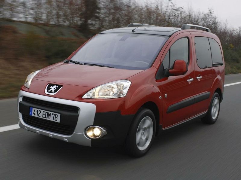Peugeot Partner ثانياً، فان مدمج — منظر أمامي أيسر