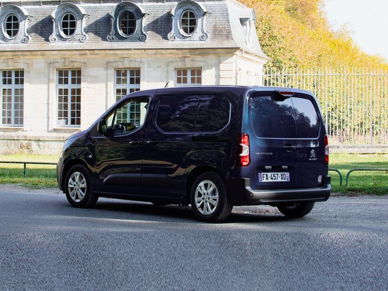 Peugeot Partner ثالثاً، فان — منظر خلفي بزاوية ثلاثة أرباع