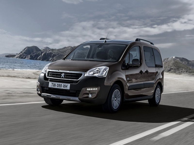 Peugeot Partner فيس ليفت الثاني 2، فان مدمج — منظر أمامي أيمن