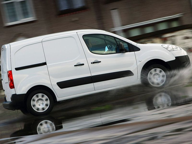 Peugeot Partner ثانياً، فان — منظر من الجانب الأيمن