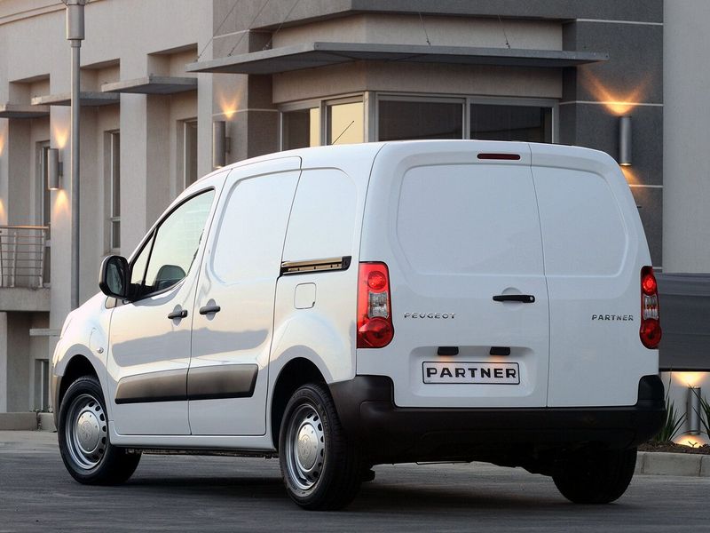 Peugeot Partner ثانياً، فان — منظر خلفي أيسر