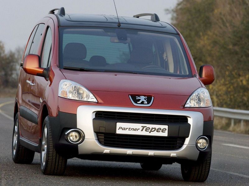 Peugeot Partner ثانياً، فان مدمج — منظر أمامي أيسر