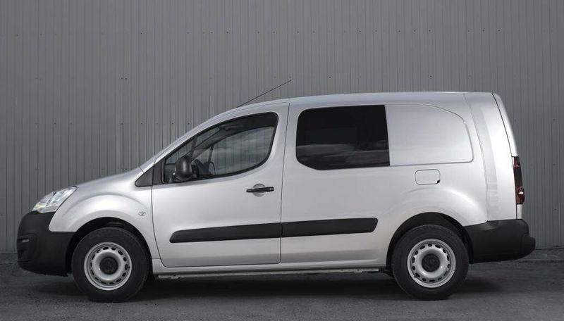 Peugeot Partner II Рестайлинг 2, Фургон Profi St — вид слева