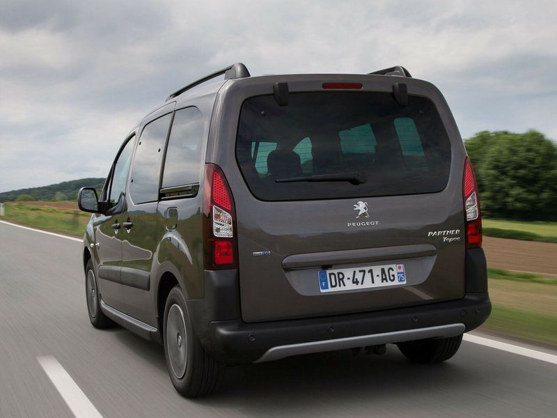 Peugeot Partner فيس ليفت الثاني 2، فان مدمج — منظر خلفي أيسر