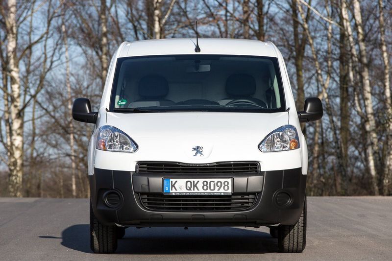 Peugeot Partner فيس ليفت الثاني، فان — منظر أمامي