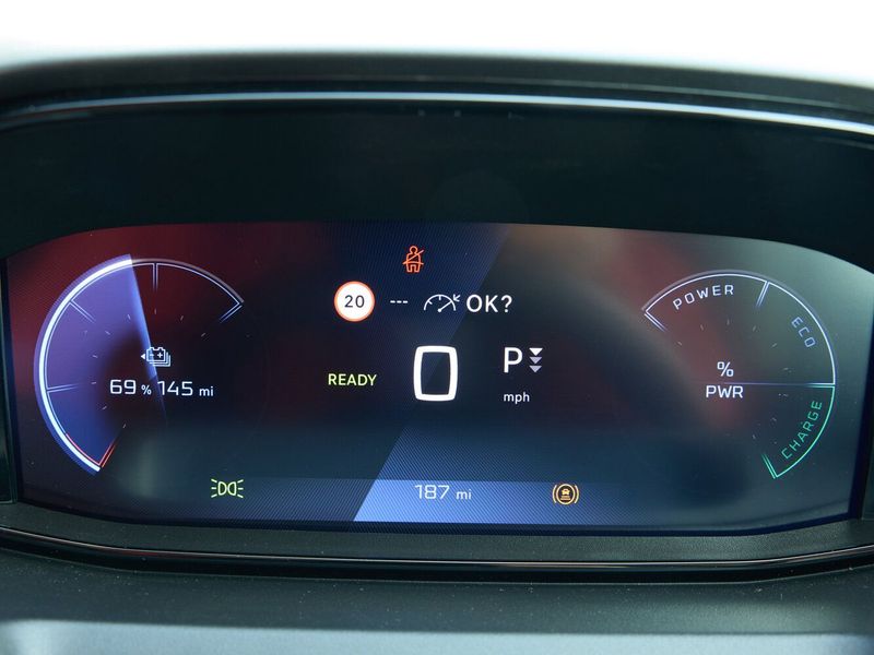Peugeot Partner III Рестайлинг, Фургон L2 — панель приборов