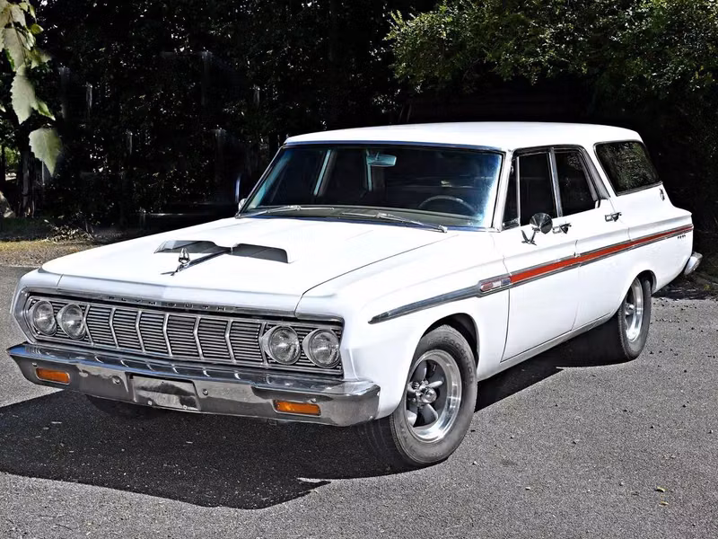 Plymouth Fury ثالثاً، واجون 5 أبواب — منظر أمامي بزاوية ثلاثة أرباع