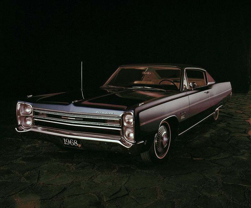 Plymouth Fury رابعاً، كوبيه - سقف صلب — منظر أمامي أيمن