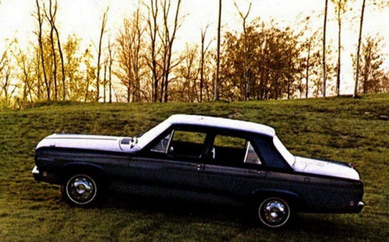 Plymouth Valiant ثالثاً، سيدان — منظر من الجانب الأيسر