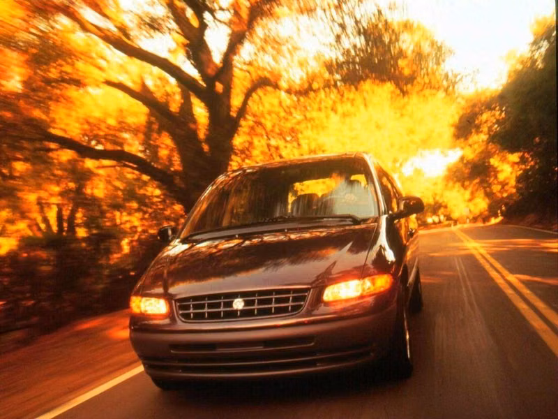 Plymouth Voyager ثالثاً، ميني فان — منظر أمامي أيمن