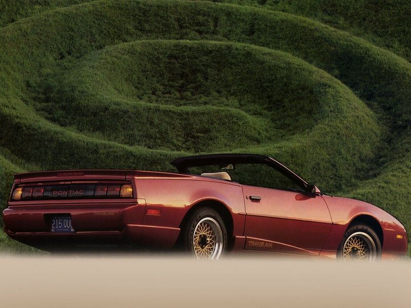 Pontiac Firebird ثالثاً، قابلة للتحويل — منظر خلفي أيمن