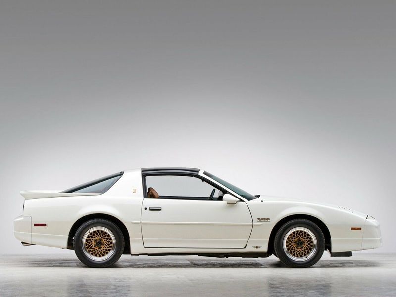 Pontiac Firebird ثالثاً، كوبيه — منظر من الجانب الأيمن
