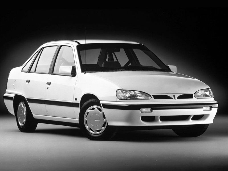 Pontiac LeMans فيس ليفت السادس، سيدان — منظر أمامي أيسر