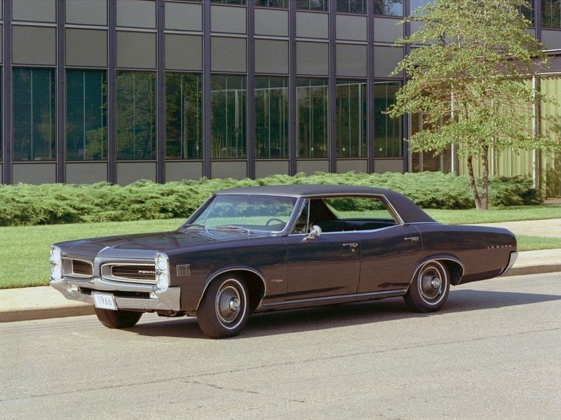 Pontiac Tempest ثانياً، سيدان - سقف صلب — منظر أمامي أيسر