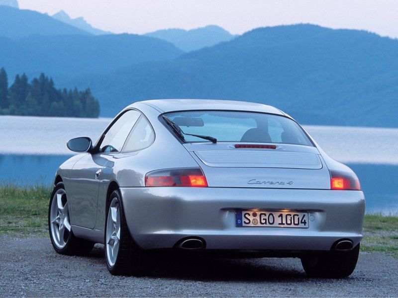 Porsche 911 عملية فيس ليفت V (996)، كوبيه — منظر خلفي أيسر