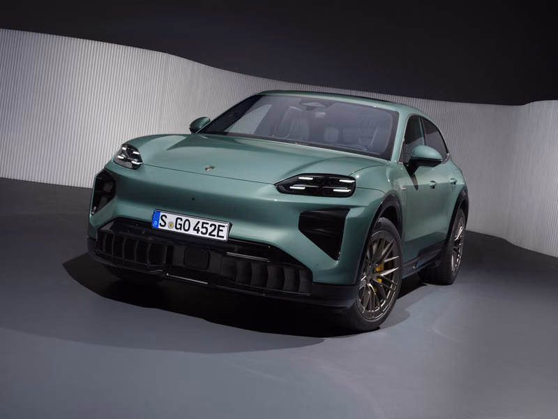 Porsche Cayenne رابعاً، دفع رباعي 5 أبواب — منظر أمامي بزاوية ثلاثة أرباع