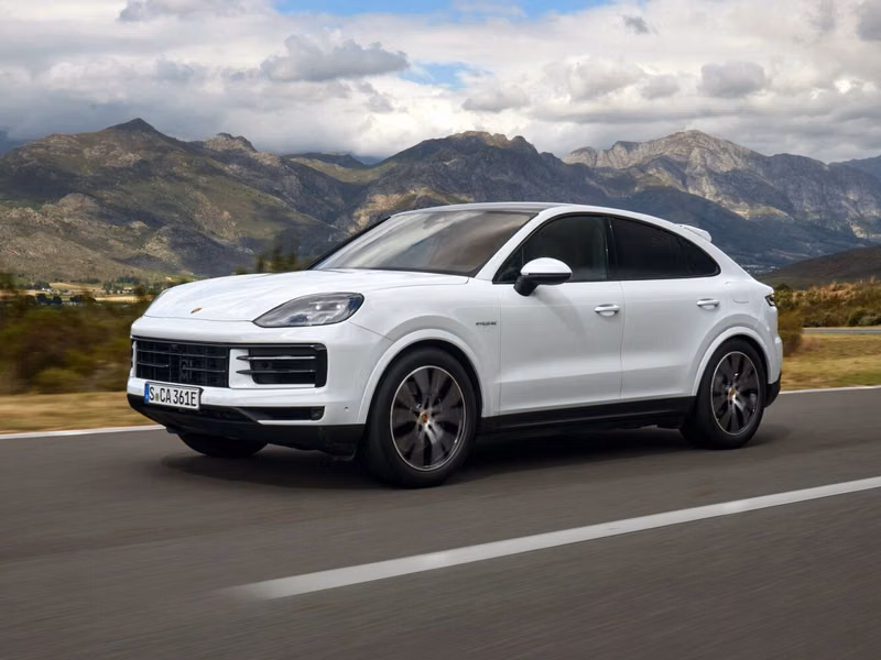 Porsche Cayenne ثالثاً فيس ليفت، دفع رباعي 5 أبواب Coupé — منظر أمامي بزاوية ثلاثة أرباع