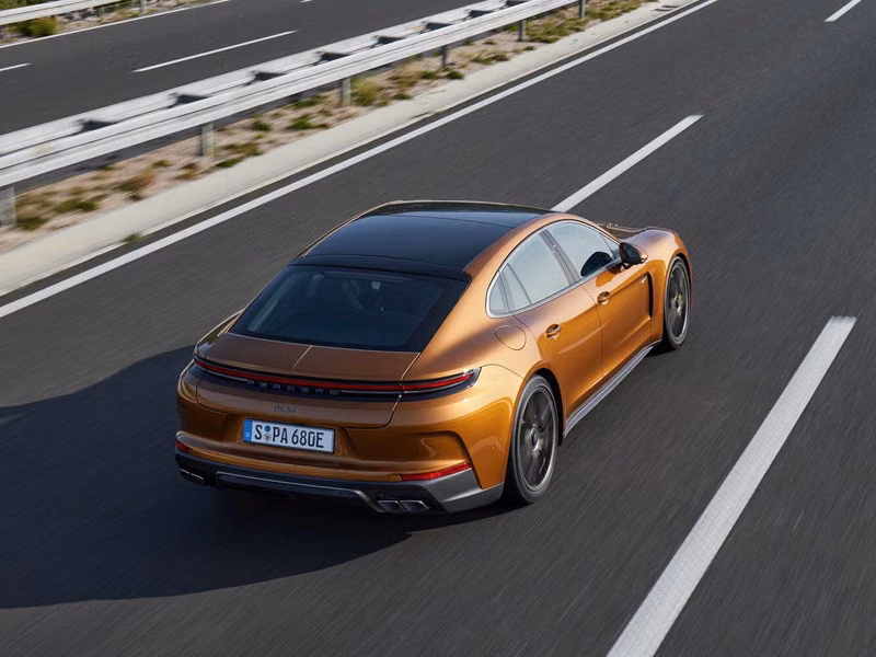 Porsche Panamera ثالثاً، ليفتباك — منظر خلفي بزاوية ثلاثة أرباع