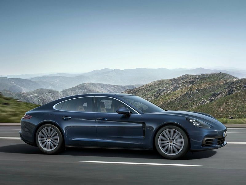 Porsche Panamera ثانياً، هاتشباك 5 أبواب — منظر أمامي أيمن