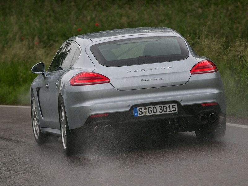 Porsche Panamera أنا فيس ليفت، هاتشباك 5 أبواب Executive — منظر خلفي بزاوية ثلاثة أرباع