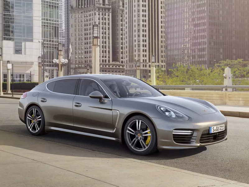 Porsche Panamera أنا فيس ليفت، هاتشباك 5 أبواب Executive — منظر أمامي بزاوية ثلاثة أرباع