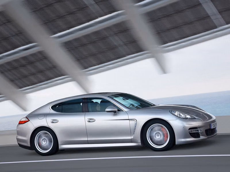 Porsche Panamera I، هاتشباك 5 أبواب — منظر أمامي أيمن