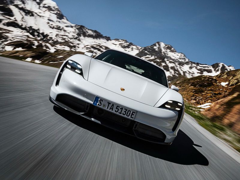 Porsche Taycan I، سيدان — منظر أمامي