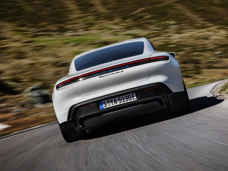 Porsche Taycan I، سيدان — منظر خلفي