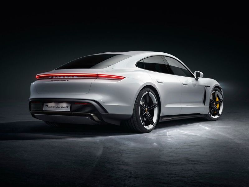 Porsche Taycan I، سيدان — منظر خلفي أيمن