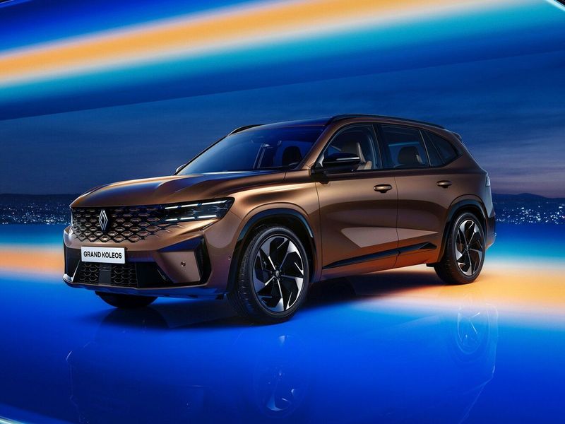 Renault Grand Koleos، دفع رباعي 5 أبواب — منظر أمامي بزاوية ثلاثة أرباع