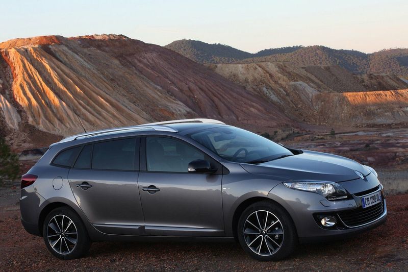 Renault Megane III Рестайлинг, Универсал 5 дв. — вид спереди справа