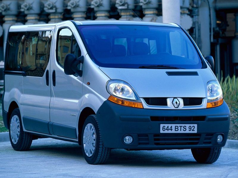 Renault Trafic ثانياً، ميني فان — منظر أمامي أيمن