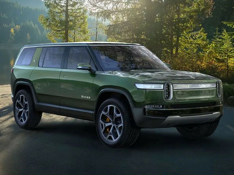 Rivian R1S، دفع رباعي 5 أبواب — منظر أمامي بزاوية ثلاثة أرباع