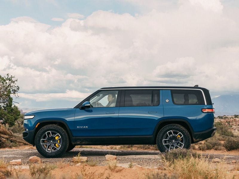 Rivian R1S، دفع رباعي 5 أبواب — منظر من الجانب الأيمن
