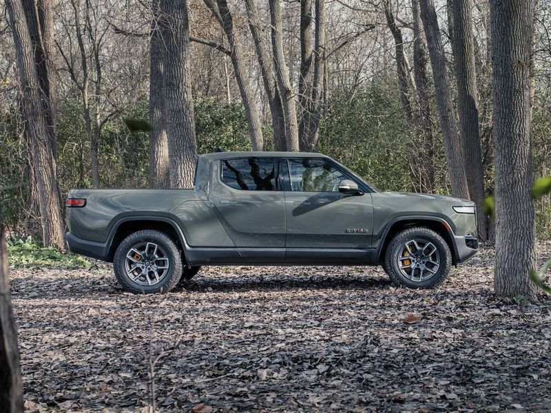 Rivian R1T، بيك أب بكابينة مزدوجة — منظر من الجانب الأيسر