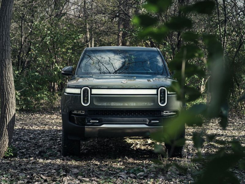 Rivian R1T، بيك أب بكابينة مزدوجة — منظر أمامي