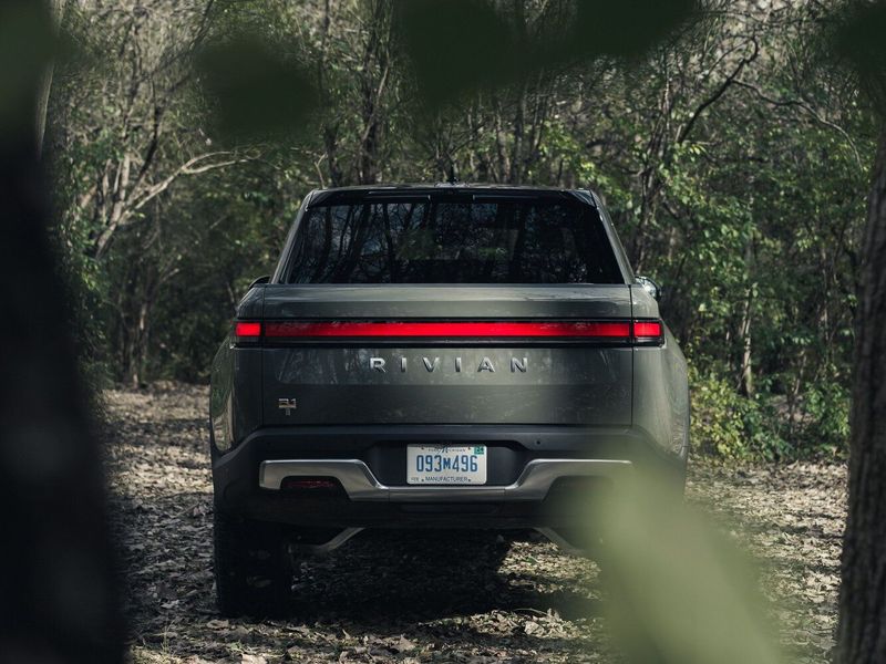 Rivian R1T، بيك أب بكابينة مزدوجة — منظر خلفي