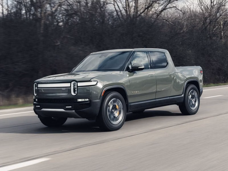 Rivian R1T، بيك أب بكابينة مزدوجة — منظر أمامي أيسر