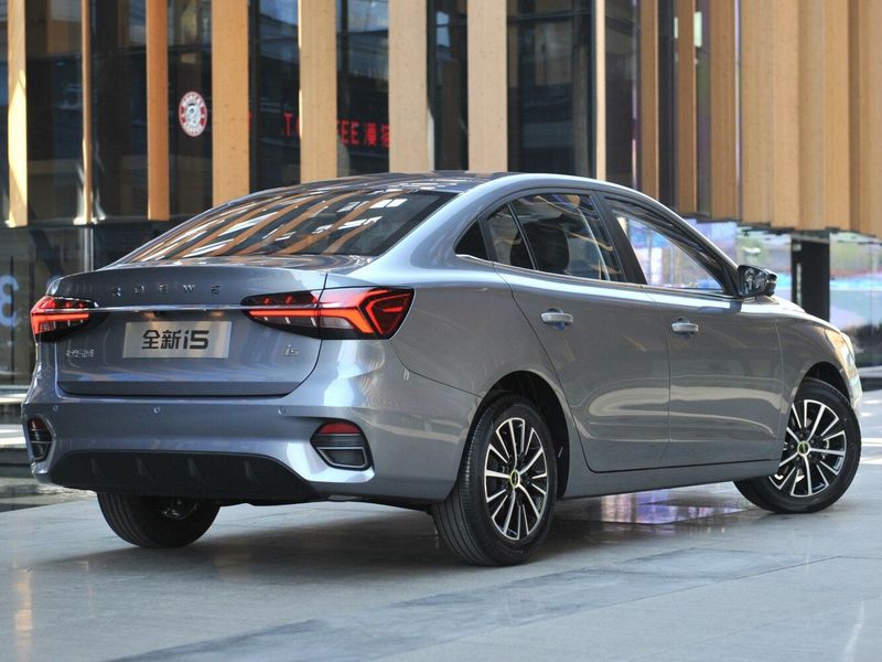 Roewe i5 I Рестайлинг, Седан — вид сзади в три четверти