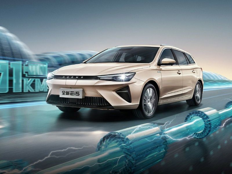 Roewe i5 I Рестайлинг, Универсал 5 дв. Ei5 — вид спереди в три четверти