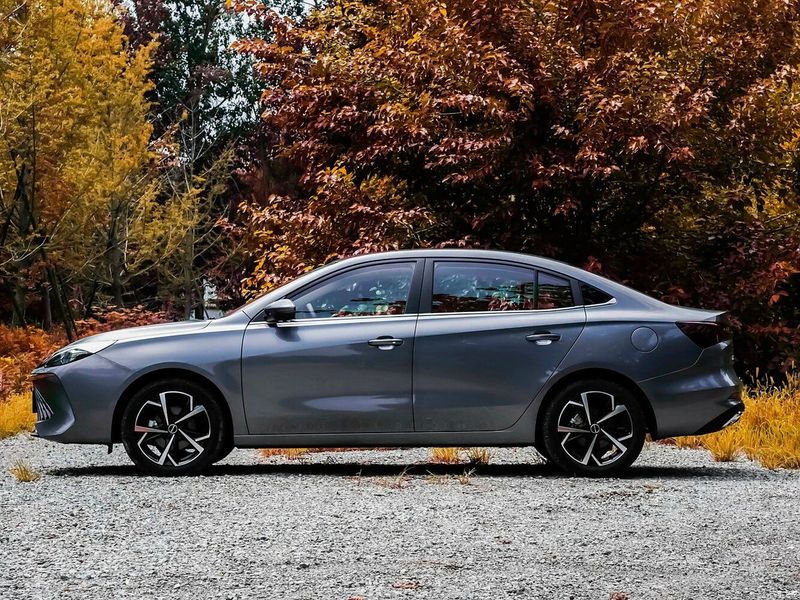 Roewe i5 I Рестайлинг 2, Седан — вид слева