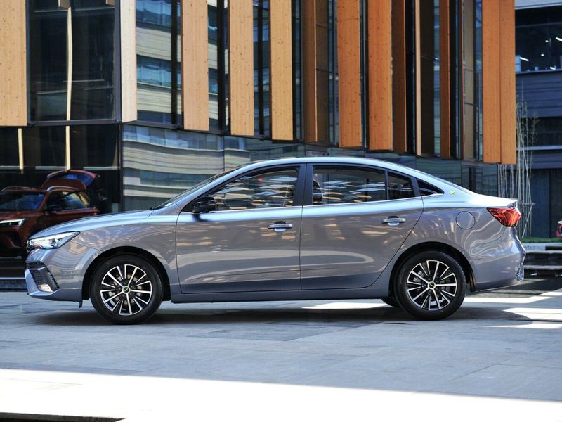 Roewe i5 I Рестайлинг, Седан — вид слева