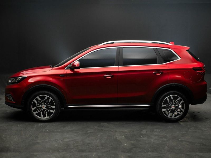 Roewe RX5 I، دفع رباعي 5 أبواب — منظر من الجانب الأيسر